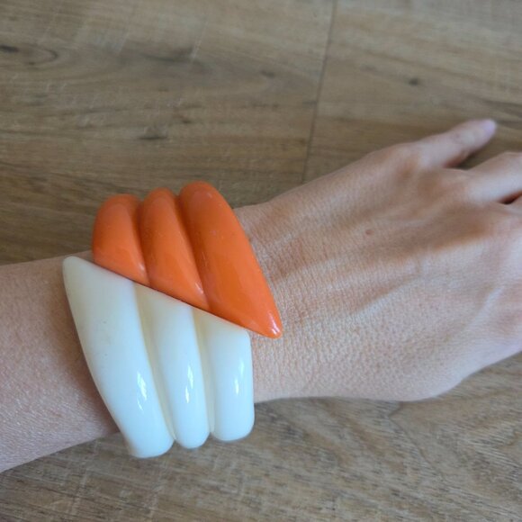 Vintage plastic beige and caramel brown bangle/bracelet. Size Small. - Picture 2 of 6